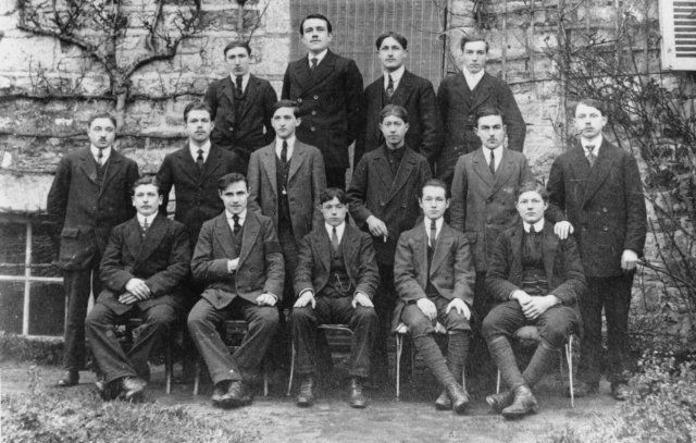 Les conscrits de 1918, anciens élèves du Collège de Domfront pour la plupart. (1er rang, assis, de g. à dr. : A. Bruneau, V. Cordier, F. Chevrin, J. Provost, V. Pottier ; 2nd rang : J. Ledémé, A. Thimothée, C. Cousin, R. Lanion, F. Huvé ; 3ème rang : G. Launay, J. Robe, R. Depeaule, R. Roussel).