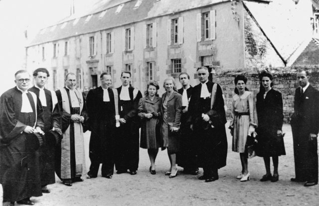 10 novembre 1946, après la cérémonie de remise de l'insigne de Chevalier de la Légion d'honneur à Paul Herlemont. (De g. à dr. : MM. Burger, Bassereau, Herlemont, Gicquel, Frambourg, Mmes Mallatre, Labernède, M. Chesneaux, Mme Beaumont, Melle Lecourtois et M. Thoraval).