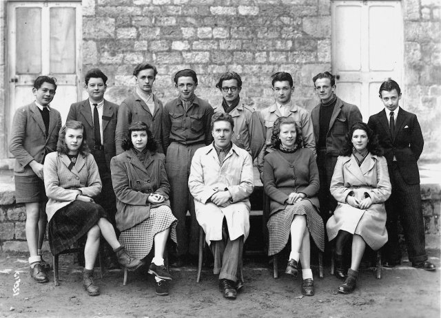 1947-1948. M. Lerouvreur (au centre), professeur de Mathématiques et de Sciences naturelles, avec une classe de Seconde. (Au second rang, tout à gauche, figure Lucien Malard, ex-président de l'Amicale des anciens du lycée).