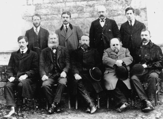 Le Principal et les professeurs de l'établissement en 1919 (1er rang, assis, de g. à dr., MM. Tavard, Exmelin, Chassaing [Principal], Lalaux, Lebis ; 2nd rang, MM. Madeline, Chevarin, Carrel, professeur inconnu). 