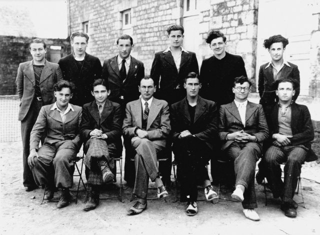1937. Paul Herlemont avec des élèves des classes de Philosophie et de Mathématiques élémentaires.