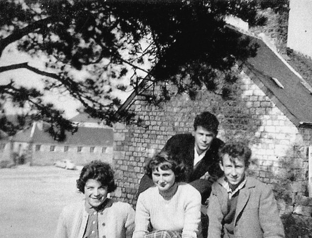 1955-1956. Groupe d'élèves de Troisième à la Croix du Faubourg. De g. à dr. : C. Levallet, M. Lacaés, élève Dupuy et P. Pottier.