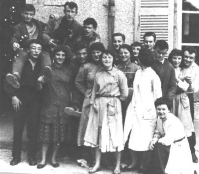 1957-1958. Groupe d'élèves posant devant le bâtiment des locaux administratifs.