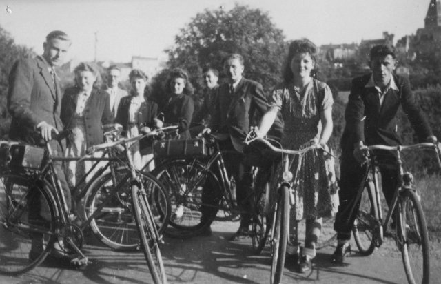 Juin 1943. Retour des épreuves du baccalauréat à Flers. De g. à dr. : élèves Chauvière, Moulin, André, Coignard, Tachet, Achard, Moiteau, Heuzé et Chesneau.