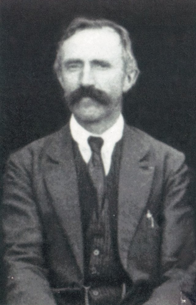 L'instituteur Céleste Lebis (dit « le Gaulois ») photographié vers 1925.